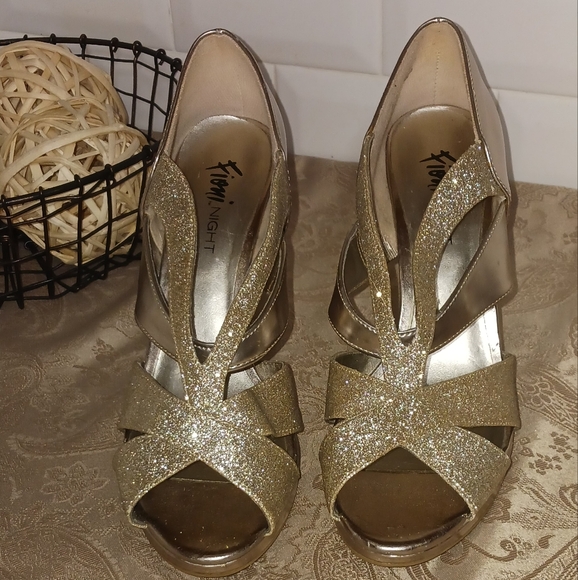Fioni Gold Open Toed Heels Size 9 - Picture 2 of 12